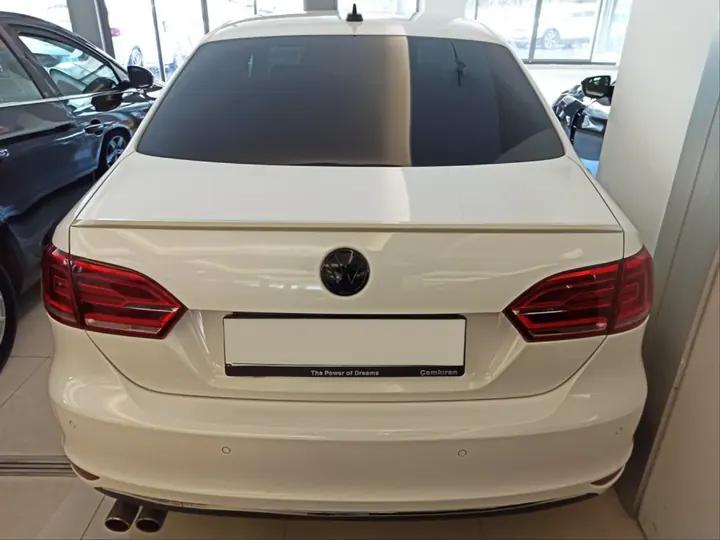 Volkswagen Jetta Mk6 Piano Black wing spoiler – görsel 1