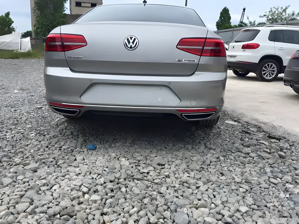 Volkswagen Passat B8 Highline tipi arka difüzör – görsel 1