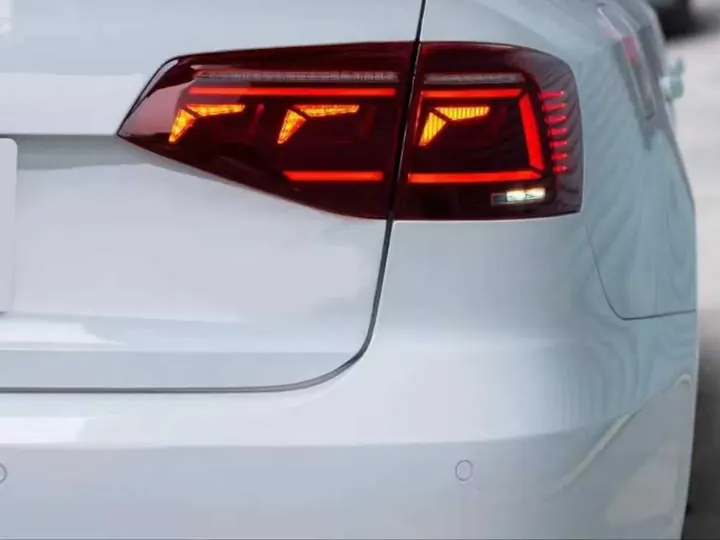 Volkswagen Jetta Mk6 makyajlı LED stop seti – görsel 1