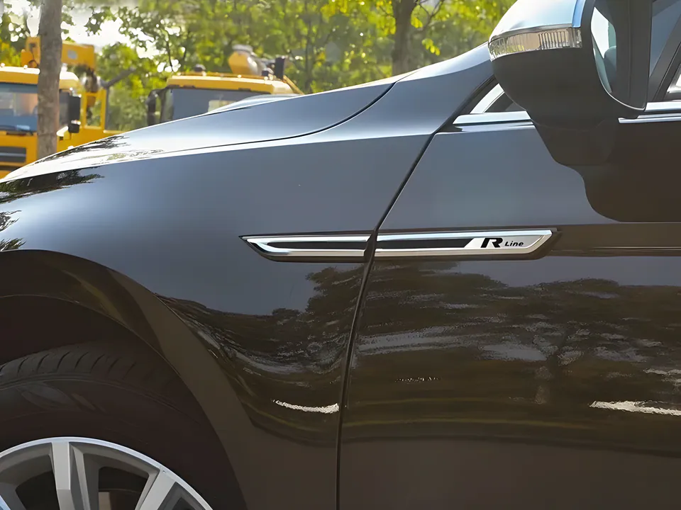 Volkswagen Passat B8 R-Line logolu geniş çamurluk üstü çıta – görsel 1