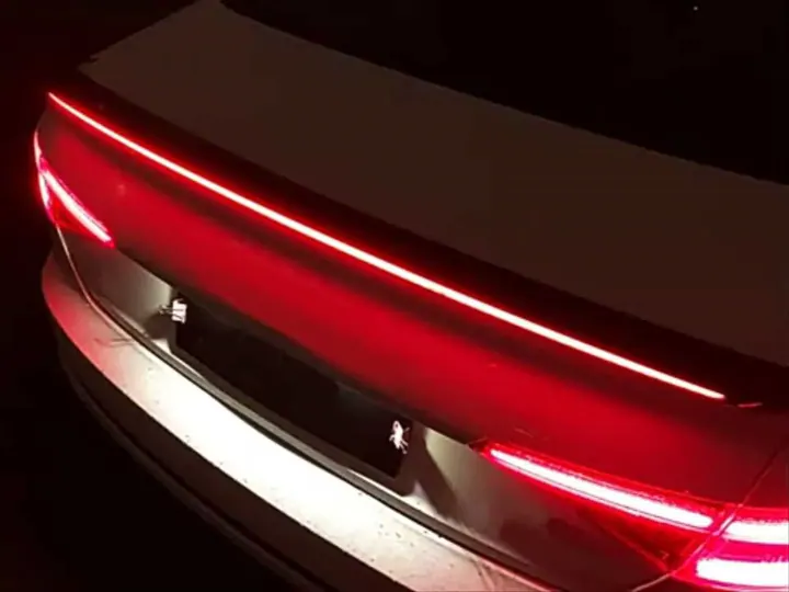 Audi A4 B9 LED'li Piano Black bagaj spoileri – görsel 1