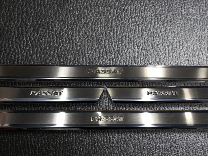 Volkswagen Passat B8 Passat yazılı krom kapı eşiği seti